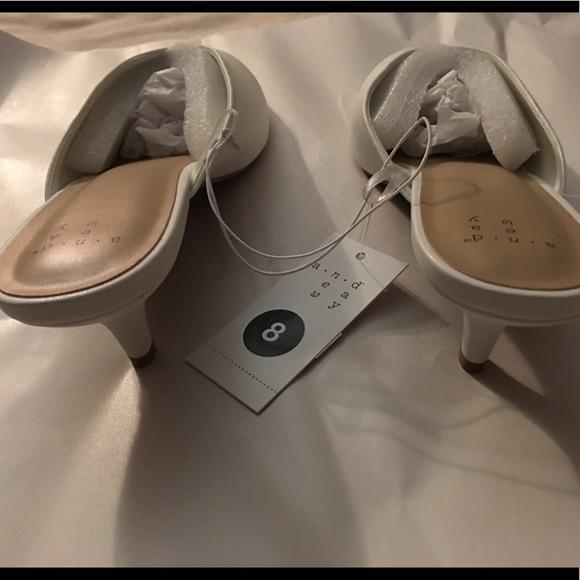 Women's Aleksa Low Vamp Kitten Heeled Mules - Picture 7 of 8